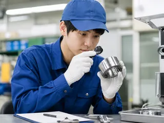 完成した製品を検査する社員