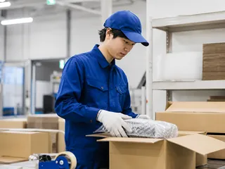製品を梱包する社員